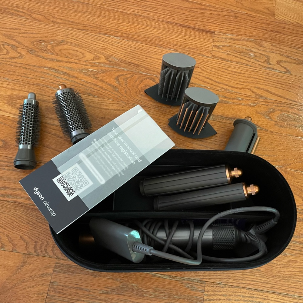 New Edition Long Dyson Airwrap + extra attachment thin round brush